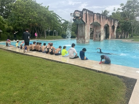 Coach Meredith leading a group swim lesson